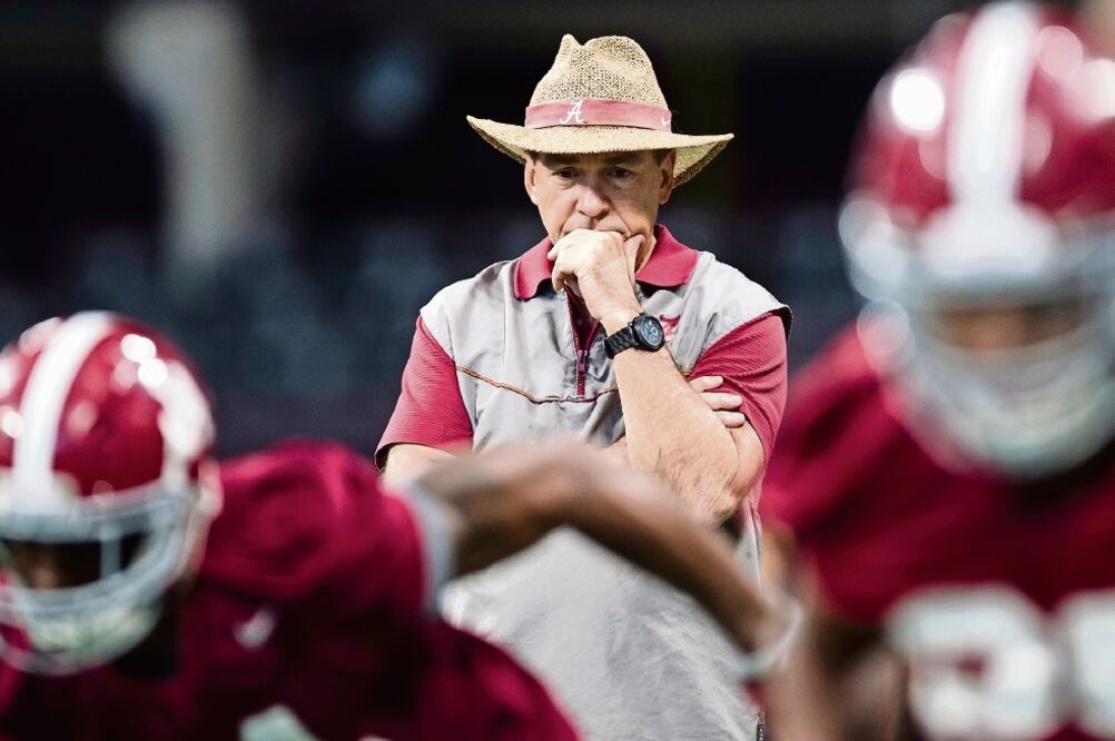 El coach de Alabama pretende conquistar su quinto título. Foto: ALBERT CESARE. AP