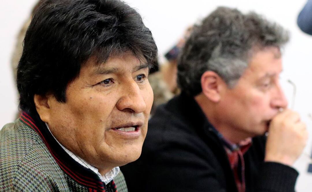 El ministro boliviano de Minería, César Navarro, junto al presidente Evo Morales (Foto: Reuters)