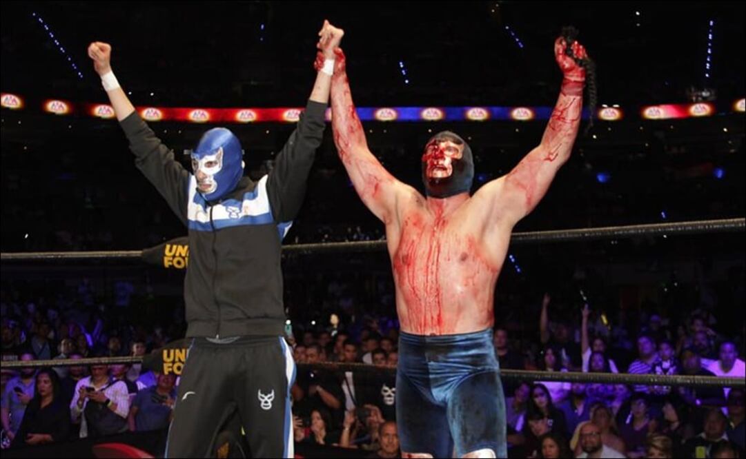 Blue Demon Jr festejando su triunfo ante Dr Wagner Jr - Especial