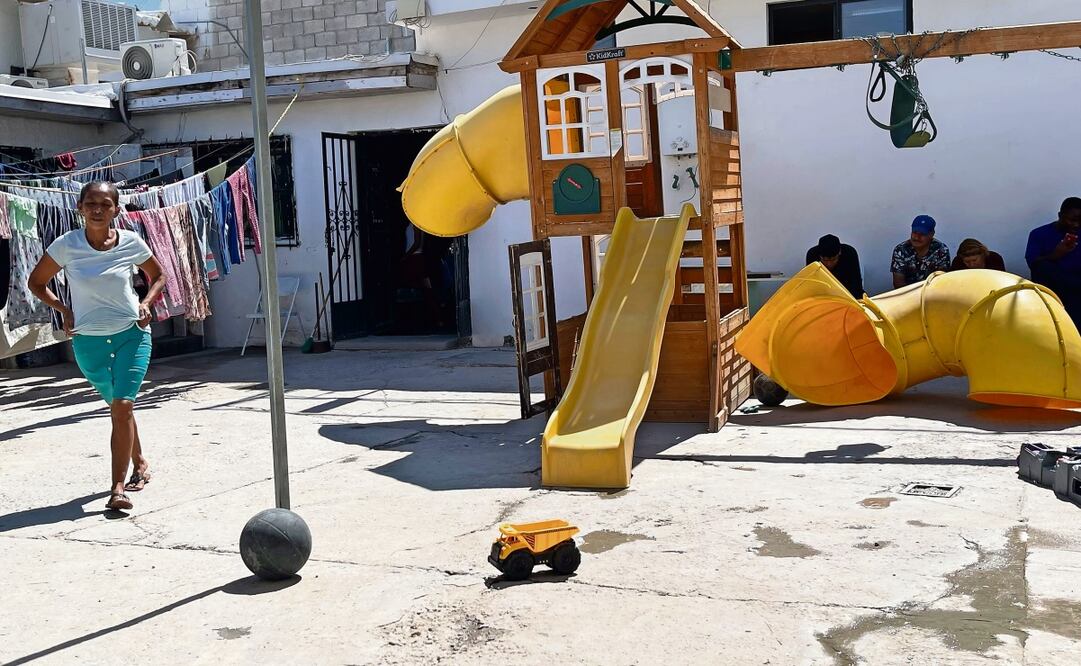 El patio de un albergue migrante en Juárez se ha convertido en hogar de Gloria Ramírez, una mujer que junto a su hija dejó su vida en Mapastepec, Chiapas, a raíz de la violencia Foto: Paola Gamboa / EL UNIVERSAL