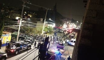 Intento de linchamiento en Iztapalapa; vecinos retienen a dos jóvenes por presunto robo