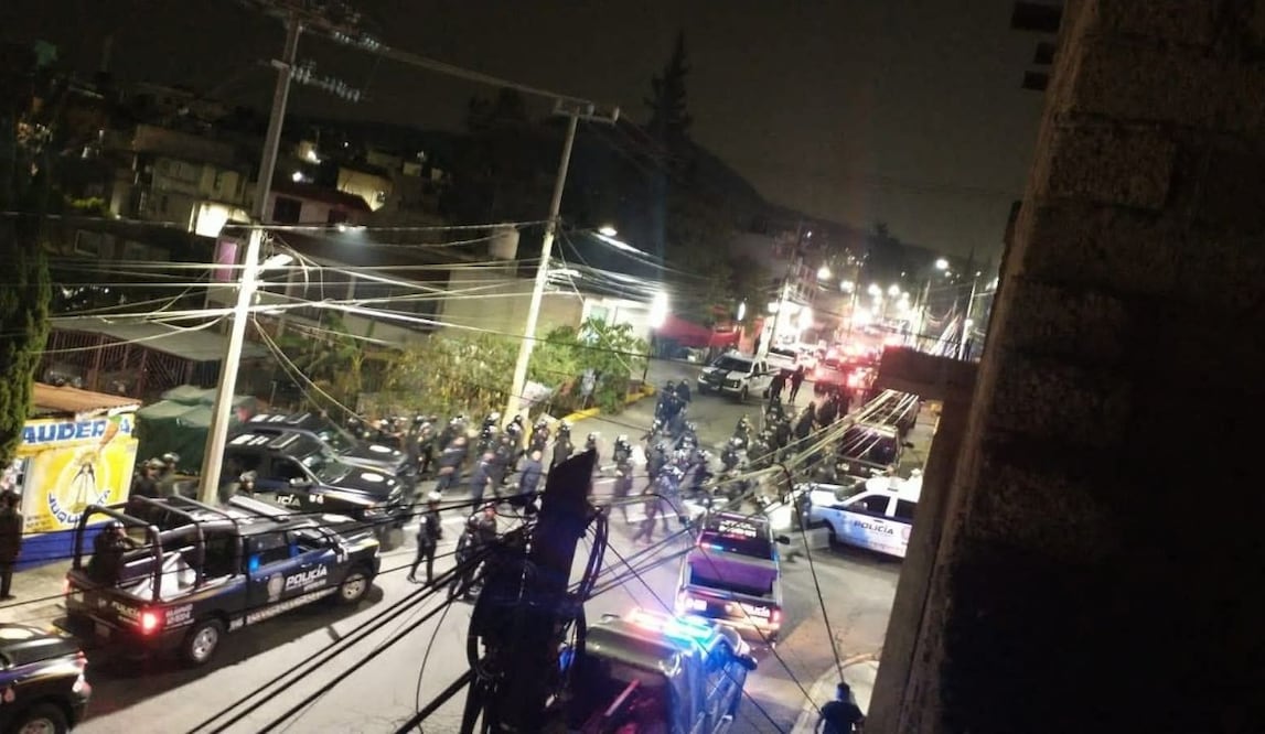 Intento de linchamiento en Iztapalapa; vecinos retienen a dos jóvenes por presunto robo. Foto: Especial