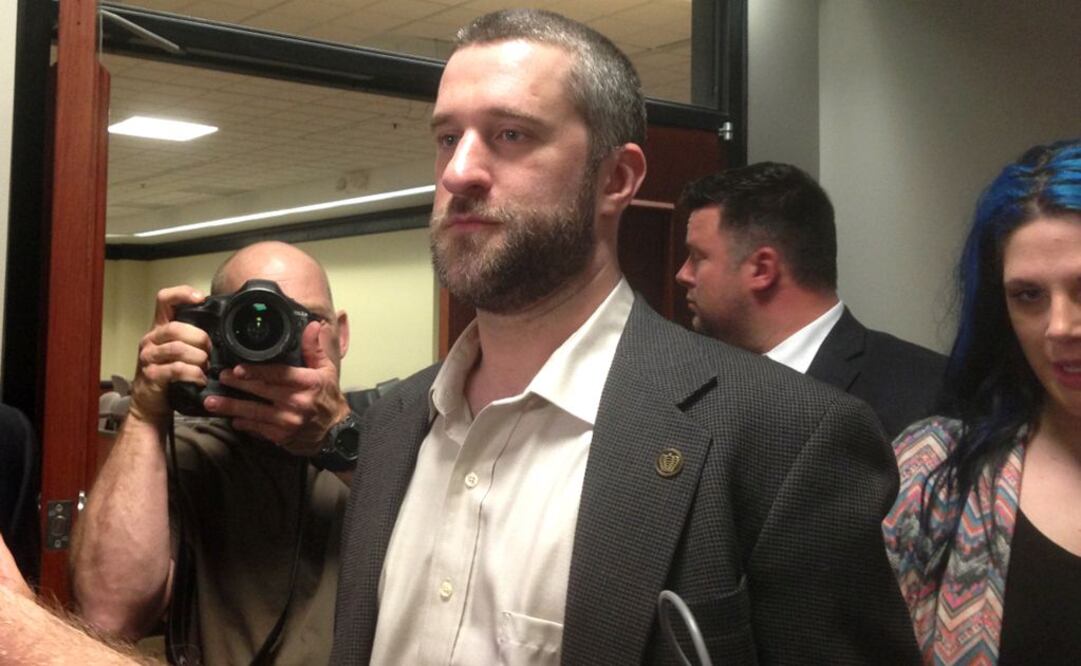 Dijo que él intentó asustar a los clientes del bar en Port Washington después de que su novia fue golpeada en el rostro. FOTO: AP