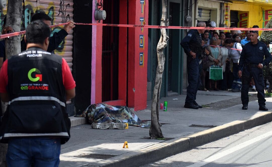 El cuerpo quedó tendido afuera de un comercio sobre la avenida Juárez. (Fotografía: Archivo )