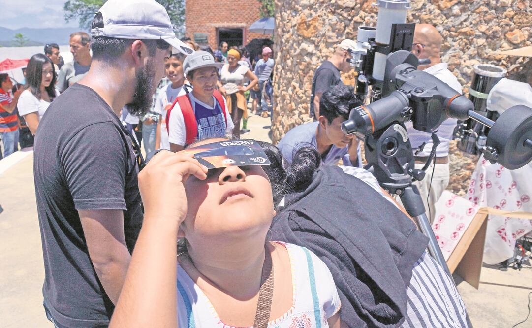 En Oaxaca, en el cerro del Fortín, en el Observatorio Astronómico Municipal, 2 mil personas siguieron el fenómeno. (EDWIN HERNÁNDEZ. EL UNIVERSAL)