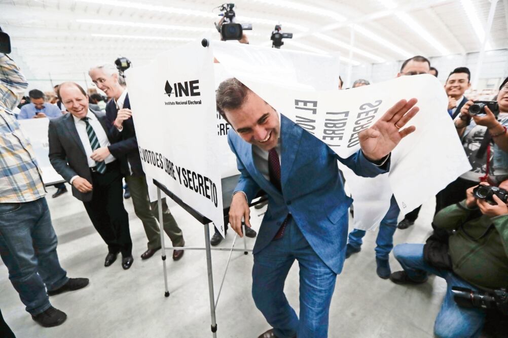 El consejero presidente del INE, Lorenzo Córdova, supervisó el envío de los paquetes electorales, así como del material que se utilizará el día de la elección. Foto: LUIS CORTÉS. EL UNIVERSAL