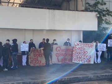Personal médico del GEA González protesta por falta de pago; bloquean Calzada de Tlalpan por casi una hora