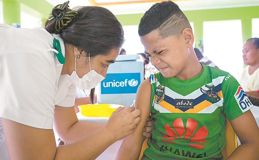 La OMS teme que el sarampión pase de la población infantil a los adolescentes y adultos jóvenes que no han sido vacunados. Foto: Allan Stephen / AFP.