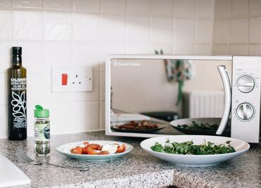 Riesgos de meter al microondas comida en envases de plástico