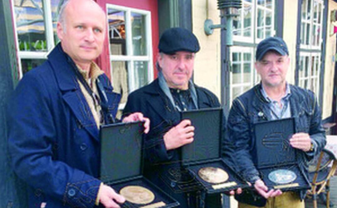 El cartonista Ángel Boligán Corbo (centro) quien ganó el Niels Bugge Cartoon Award ; a su izquierda Darko Drljevic, de Montenegro, quien obtuvo el segundo lugar; a su derecha, el tercer puesto, el dibujante alemán Markus (Foto: Especial)