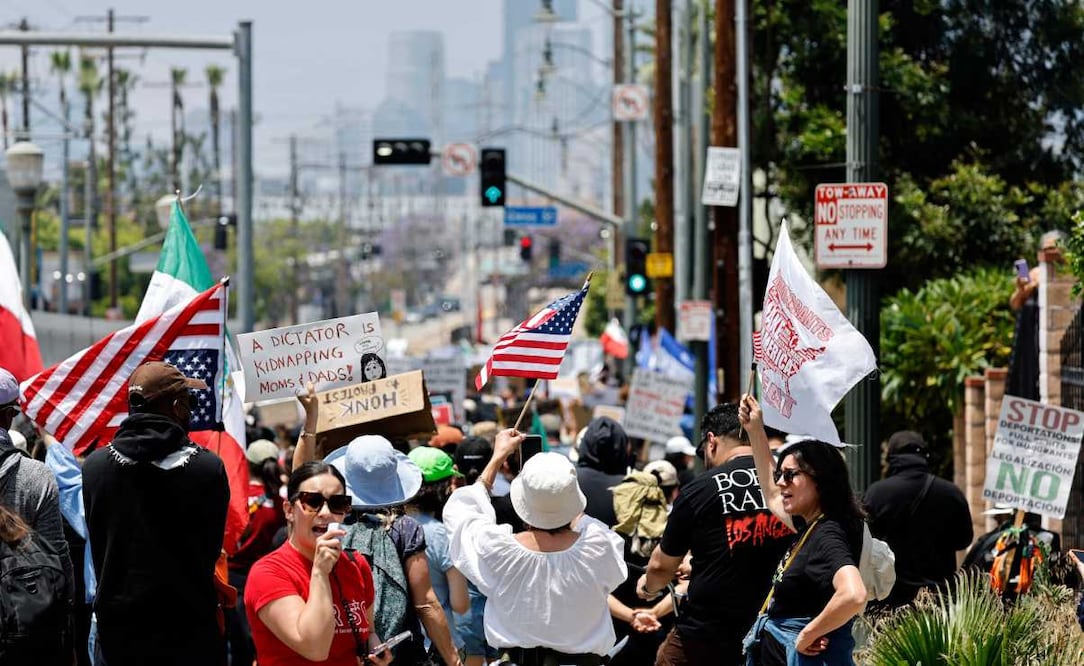 Manifestantes contra las redadas de inmigración marchan hacia el centro de Los Ángeles el 08 de junio de 2025 en Los Ángeles, California. Foto: AFP