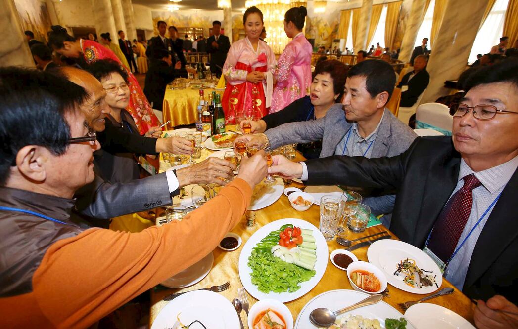 Los 389 surcoreanos y 141 norcoreanos se sentaron para una comida en el monte norcoreano Kumgang (REUTERS)
