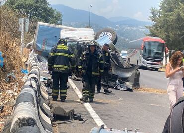 Vuelca vehículo de carga que transportaba botellas de plástico en la México-Toluca; hay un lesionado