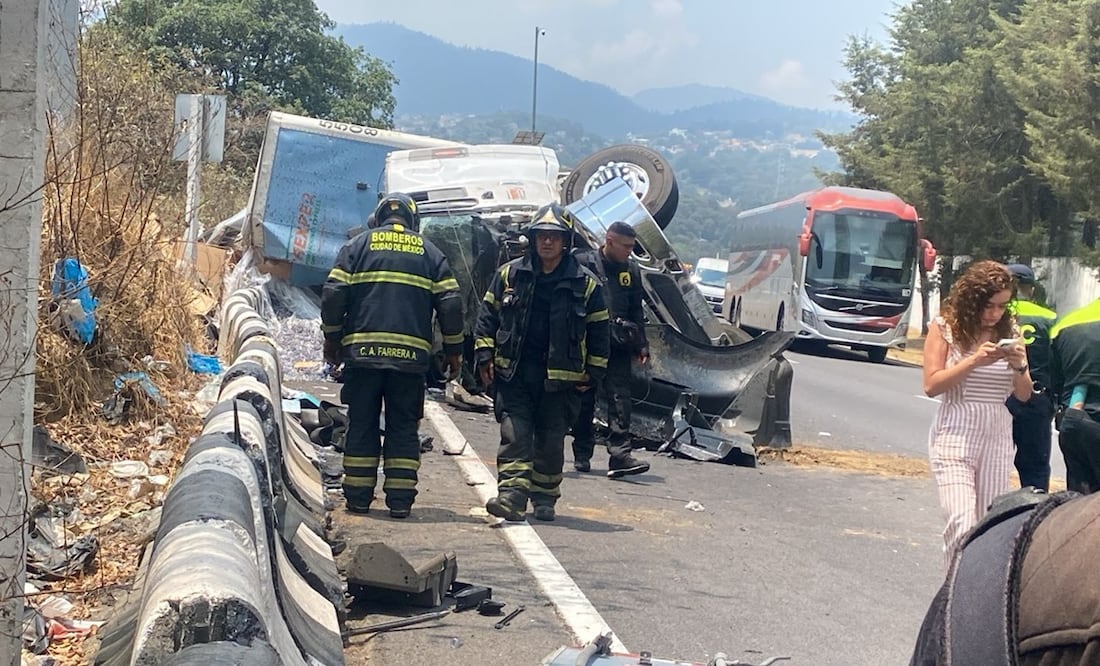 Al lugar arribaron paramédicos quienes brindaron atención médica a un hombre que resultó lesionado en la volcadura. Foto: Especial