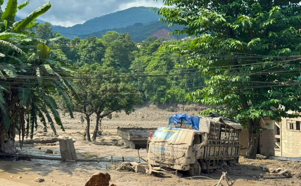El gobierno de Nepal ordenó además reabrir cuanto antes las carreteras bloqueadas, restablecer el suministro de agua potable, electricidad y telecomunicaciones y movilizar recursos para la reconstrucción de las infraestructuras públicas dañadas. Foto: AP / Niranjan Shrestha