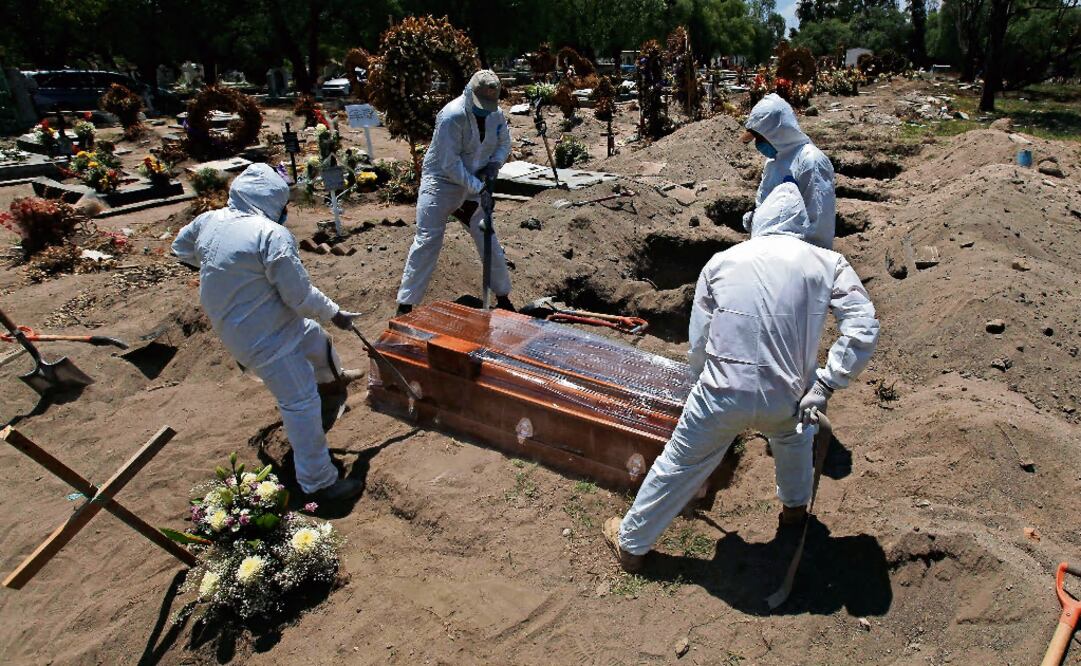 Teetering piles of discarded coffins have piled up outside Mexico City’s overworked crematoriums - Photo: Marco Ugarte/AP