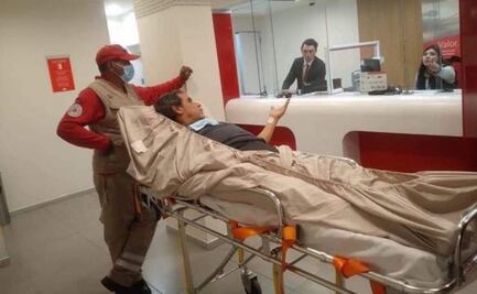 ¡Va a realizar trámite en camilla! El banco se disculpa y revisa el caso