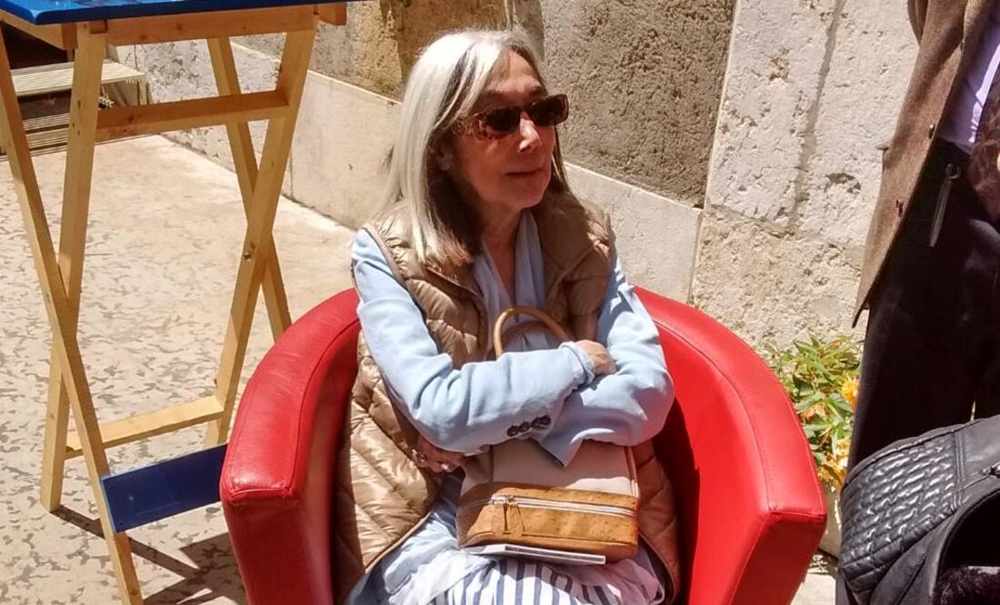 kodama escuchando en la sede del Gobierno de Ginebra el homenaje a Borges. (FOTO de Twitter: @oruejuani)