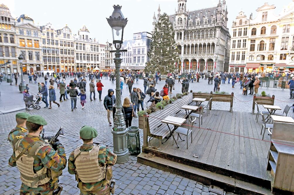 Soldados belgas vigilan la Gran Plaza de Bruselas, un día después de que las autoridades dijeron haber frustrado un complot terrorista en el país (FRANCOIS LENOIR. REUTERS)