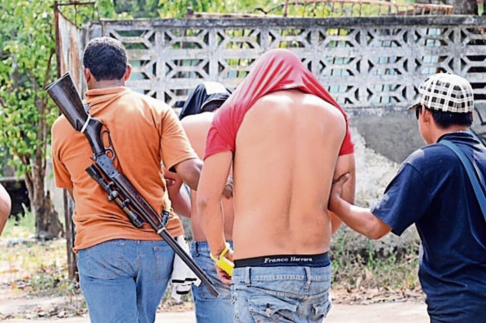 A los sicarios del narco, en algunos casos reciben entrenamiento en tácticas militares, en armas, y posiciones de tiro, relatan ()