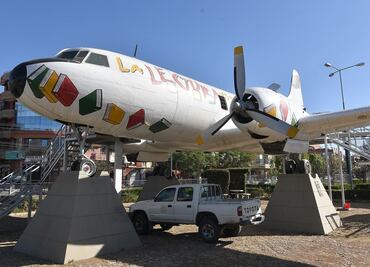 Avión se transforma en biblioteca en Bolivia