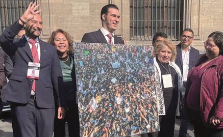 Diputado da regalo a AMLO, pero olvida pagarlo