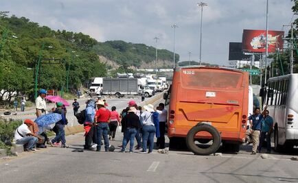 Docentes bloquean entradas a Tuxtla Gutiérrez