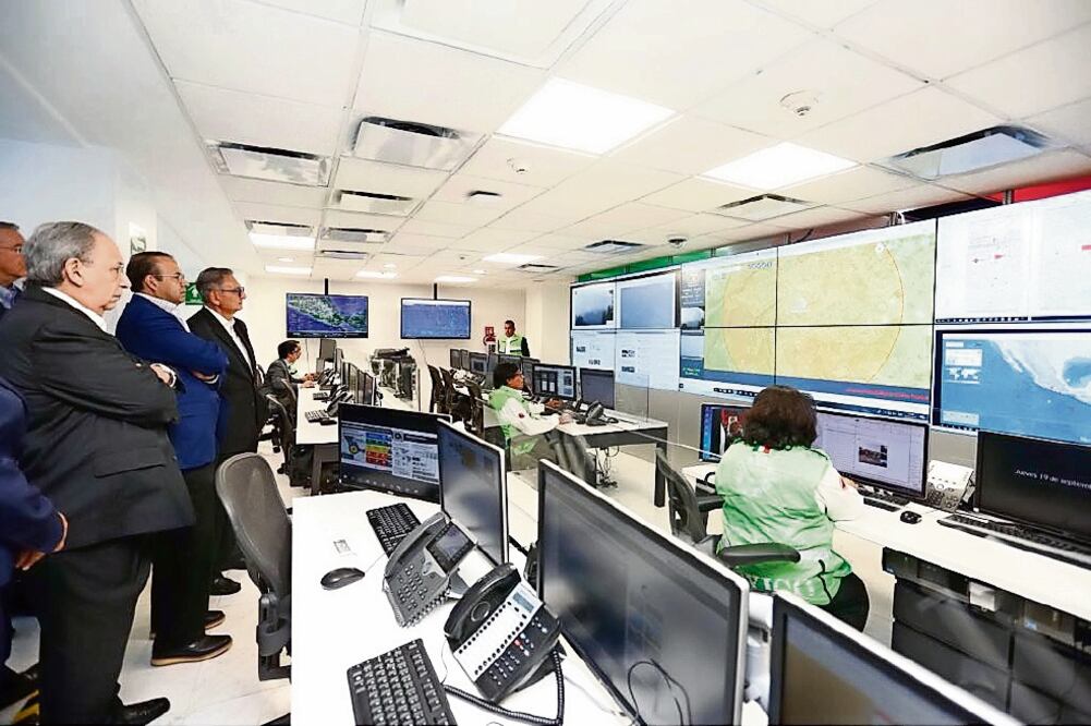 Alfonso Navarrete Prida (segundo de izq. a der.) recorrió las instalaciones del Cenacom y del Comité Nacional de Emergencias. Foto: TOMADA DE TWITTER