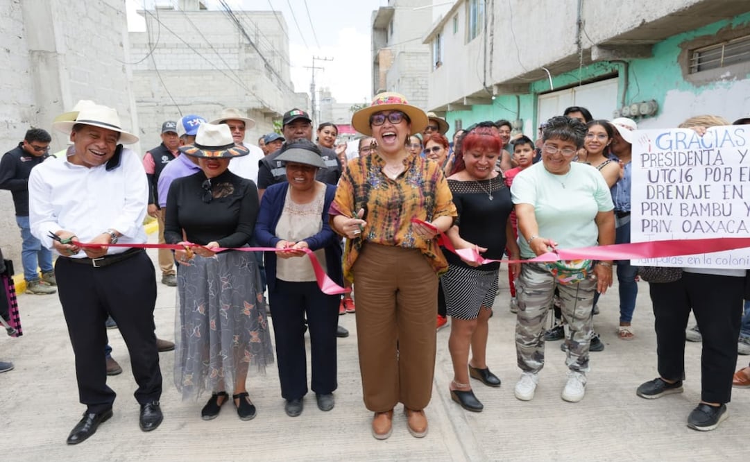 Azucena Cisneros entrega obras en Ecatepec. Foto: Especial