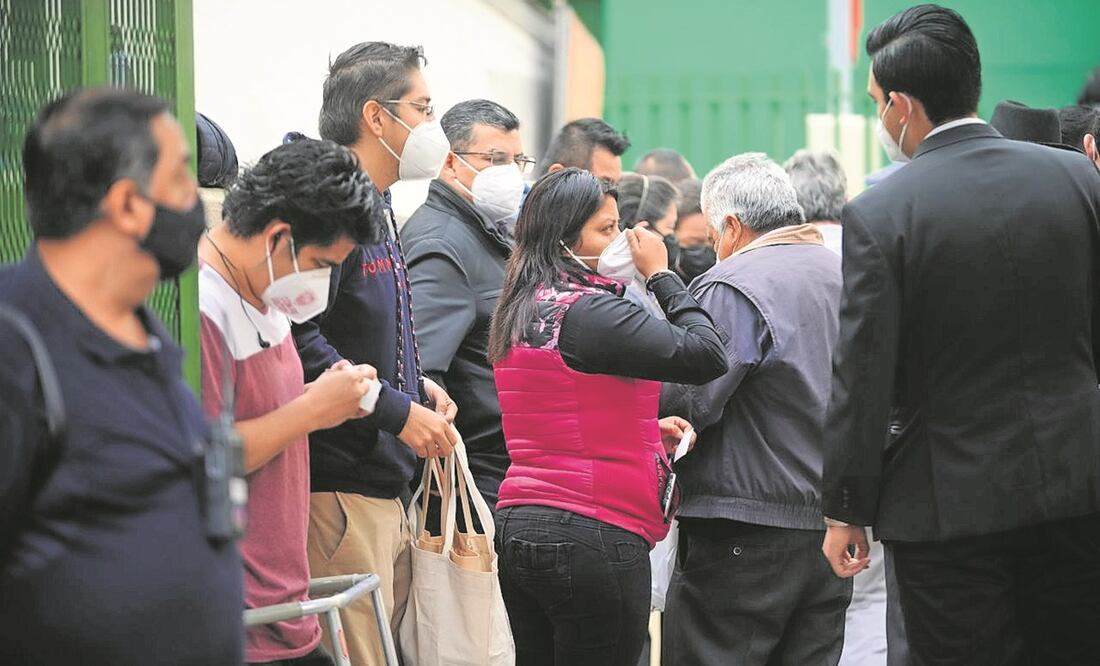 Víctimas del derrumbe en la Línea 12 no pudieron entrar a la audiencia por cuestión de espacio, pero confían que se resuelva rápido. Foto: Moisés Pablo. CUARTOSCURO
