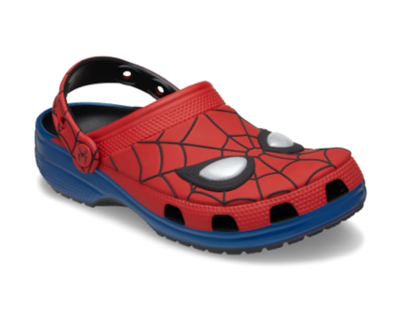 El poder arácnido sale de la pantalla para convertirse en parte de tu look.Foto: Cortesia Crocs