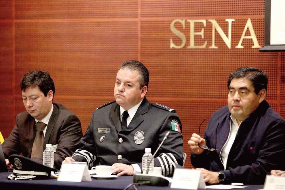El coordinador del PRD en el Senado, Miguel Barbosa (der.), y el comisionado estatal de Seguridad en Morelos, Alberto Capella (centro), entre otros, durante el foro Mandos Únicos a Debate (VALENTE ROSAS. EL UNIVERSAL)