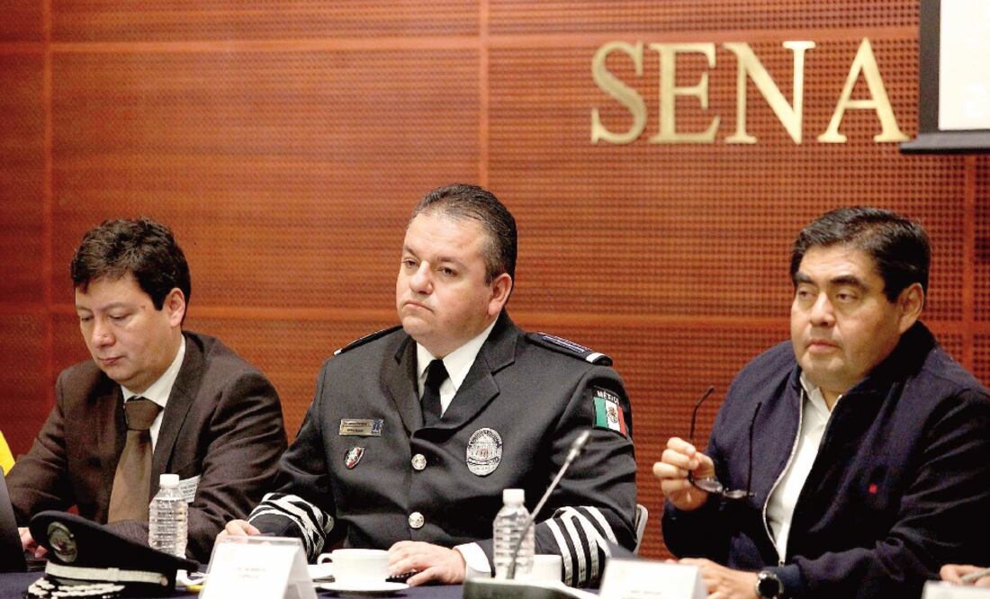 El coordinador del PRD en el Senado, Miguel Barbosa (der.), y el comisionado estatal de Seguridad en Morelos, Alberto Capella (centro), entre otros, durante el foro Mandos Únicos a Debate (VALENTE ROSAS. EL UNIVERSAL)