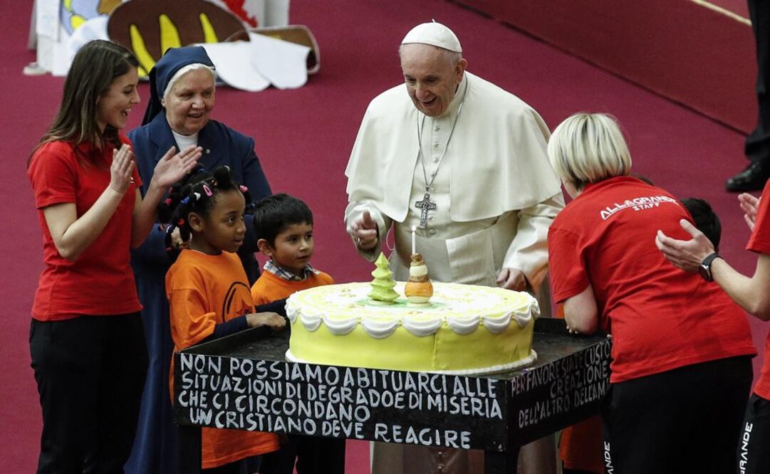 El papa Francisco recibe un pastel por su cumpleaños en el Vaticano (Foto: EFE)