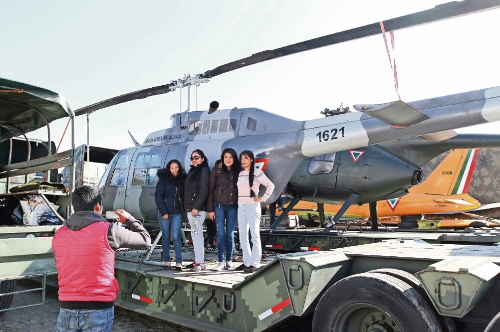 Un grupo de jóvenes aprovechó para tomarse un par de selfi es . Niños, adultos mayores y turistas japoneses también se retrataron con el Ejército y Fuerza Aérea. (FOTOS: CÉSAR GÓMEZ. EL UNIVERSAL)