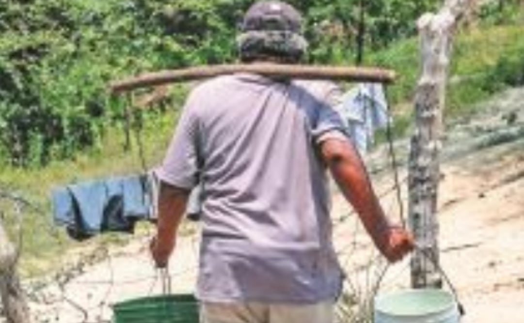 Habitantes de Santa María Jalapa de Marqués sufren desabasto constante de agua potable, por lo que todos los días es común que los pobladores acarreen el líquido en cubetas hasta sus hogares, soportando temperaturas de hasta 35 grados. Foto: Juana García / EL UNIVERSAL