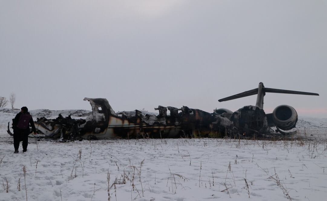 The wreckage of an airplane is seen after a crash in Deh Yak district of Ghazni province, Afghanistan - Photo: REUTERS