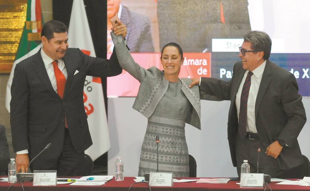 El líder de la Mesa Directiva del Senado, Alejandro Armenta, levantó la mano de Claudia Sheinbaum, acción que no compatió Ricardo Monreal.