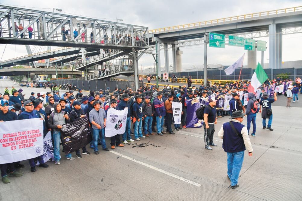 Con pancartas contra Alfonso Durazo, secretario de la SSPC, elementos de la PF inconformes con la Guardia Nacional llegaron en “operación hormiga” a la estación del Metro Terminal Aérea e interrumpieron la vialidad al salir. Foto: