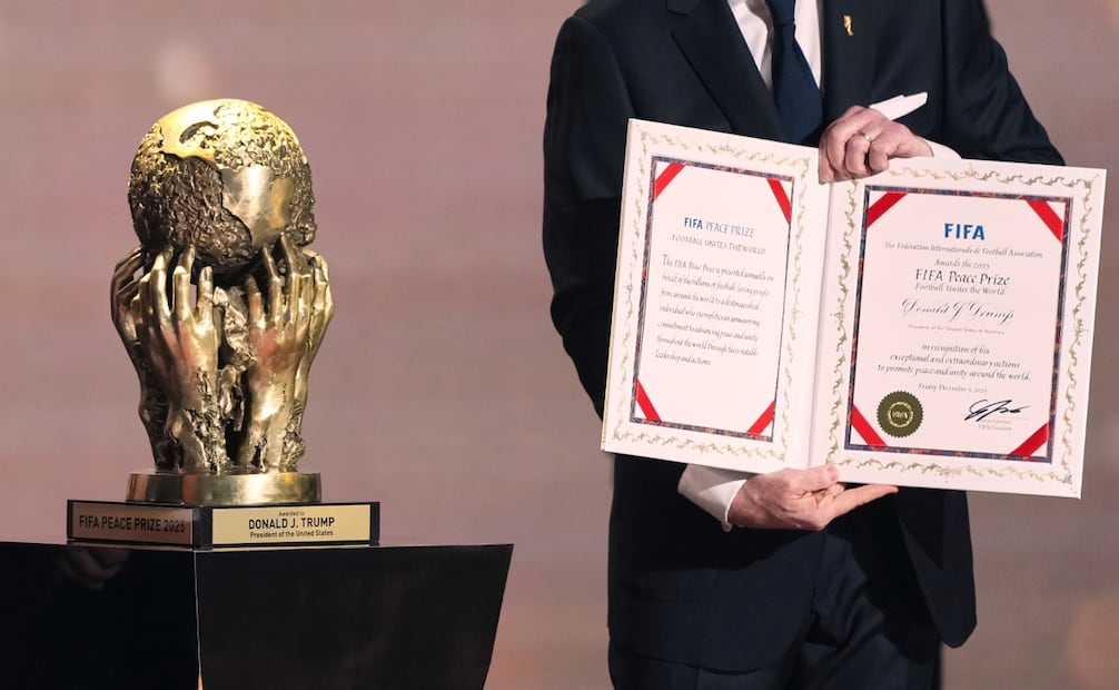 El presidente de la FIFA, Gianni Infantino, entrega al presidente Donald Trump el Premio de la Paz de la FIFA durante el sorteo de la Copa Mundial de fútbol de 2026 en el Kennedy Center en Washington, el viernes 5 de diciembre de 2025. Foto: AP