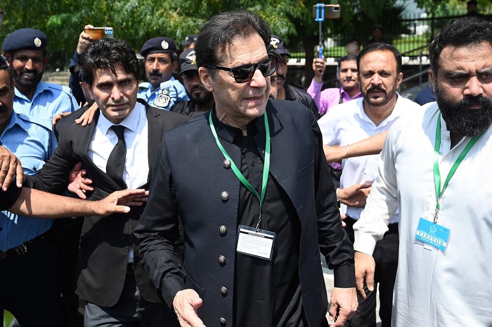 El exprimer ministro de Pakistán, Imran Khan (centro), después de comparecer ante la Corte Suprema en Islamabad el 24 de julio pasado. Foto: AFP