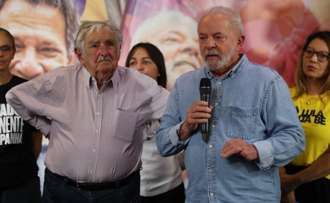 El candidato brasileño Luiz Inácio Lula da Silva habla junto al exmandatario uruguayo José "Pepe" Mujica. Foto: EFE