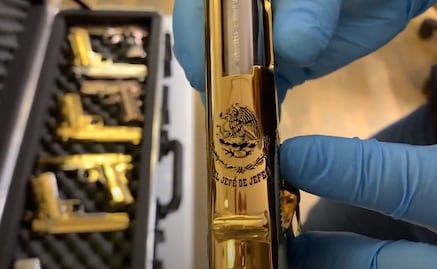 Así son las lujosas, extravagantes y curiosas armas que compran los narcos mexicanos a fábricas de EU, muestra la Cancillería