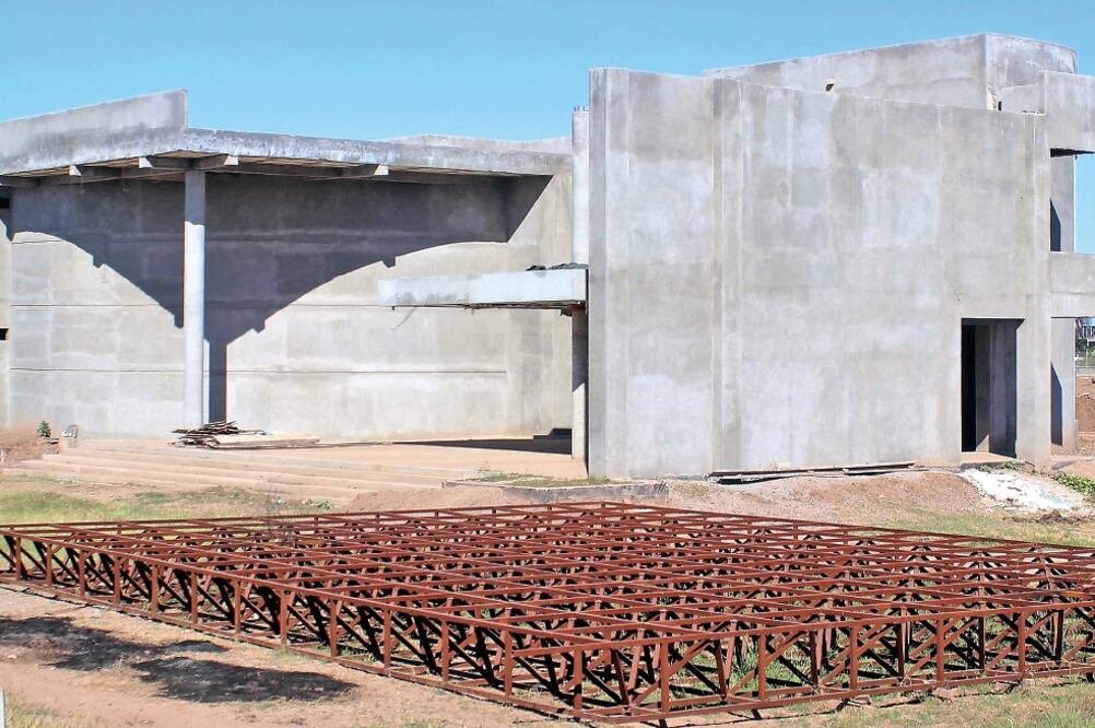 El edificio para el nuevo palacio municipal tenía un avance de 80% en 2014, ahora está estancado; se buscaba que con el inmueble se ahorrará el pago de rentas (CORTESÍA NOROESTE DE CULIACÁN)