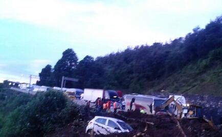 Por deslave, cientos de autos varados en la autopista Puebla-Veracruz