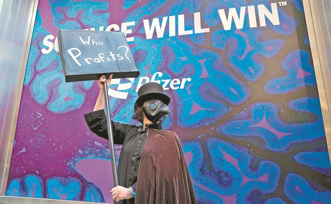 Activistas participaron ayer en Nueva York en una manifestación, en la que pidieron a las compañías farmacéuticas y a la administración de Joe Biden que se comprometan a una distribución equitativa y justa de la vacuna contra el coronavirus. Foto: