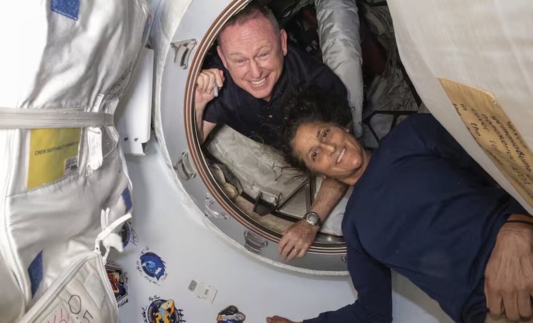 En esta fotografía proporcionada por la NASA, los astronautas de Boeing Crew Flight Test Butch Wilmore, izquierda, y Suni Williams posan para un retrato dentro del vestíbulo entre el puerto delantero del módulo Harmony de la Estación Espacial Internacional y la nave espacial Starliner de Boeing el 13 de junio de 2024. FOTO: NASA
