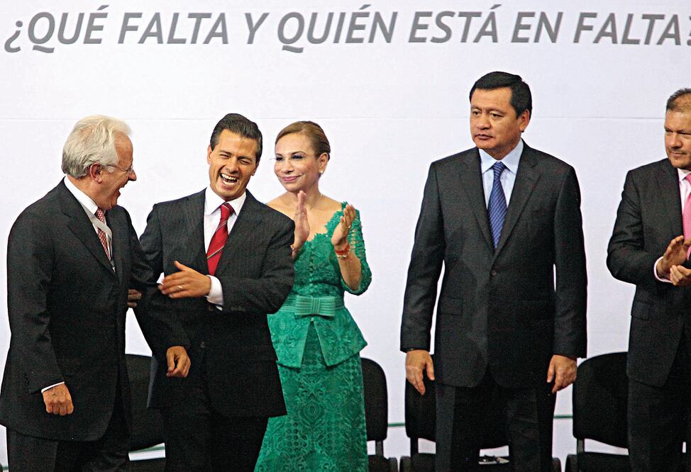 En el Centro Médico Nacional Siglo XXI, el presidente Enrique Peña Nieto inauguró el Séptimo Foro Nacional sobre Seguridad y Justicia. Lo acompañan el empresario Alejandro Martí y el secretario de Gobernación, Miguel Ángel Osorio Chong