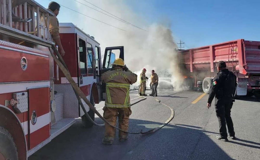 Civiles a bordo de una camioneta blanca provocaron bloqueos en Camargo y Gustavo Díaz Ordaz en Tamaulipas (31/01/26). Foto: Especial