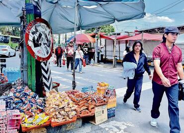 Saturan 4 mil 458 ambulantes los Cetram; usuarios se quejan de desorden e informales defienden puestos de trabajo